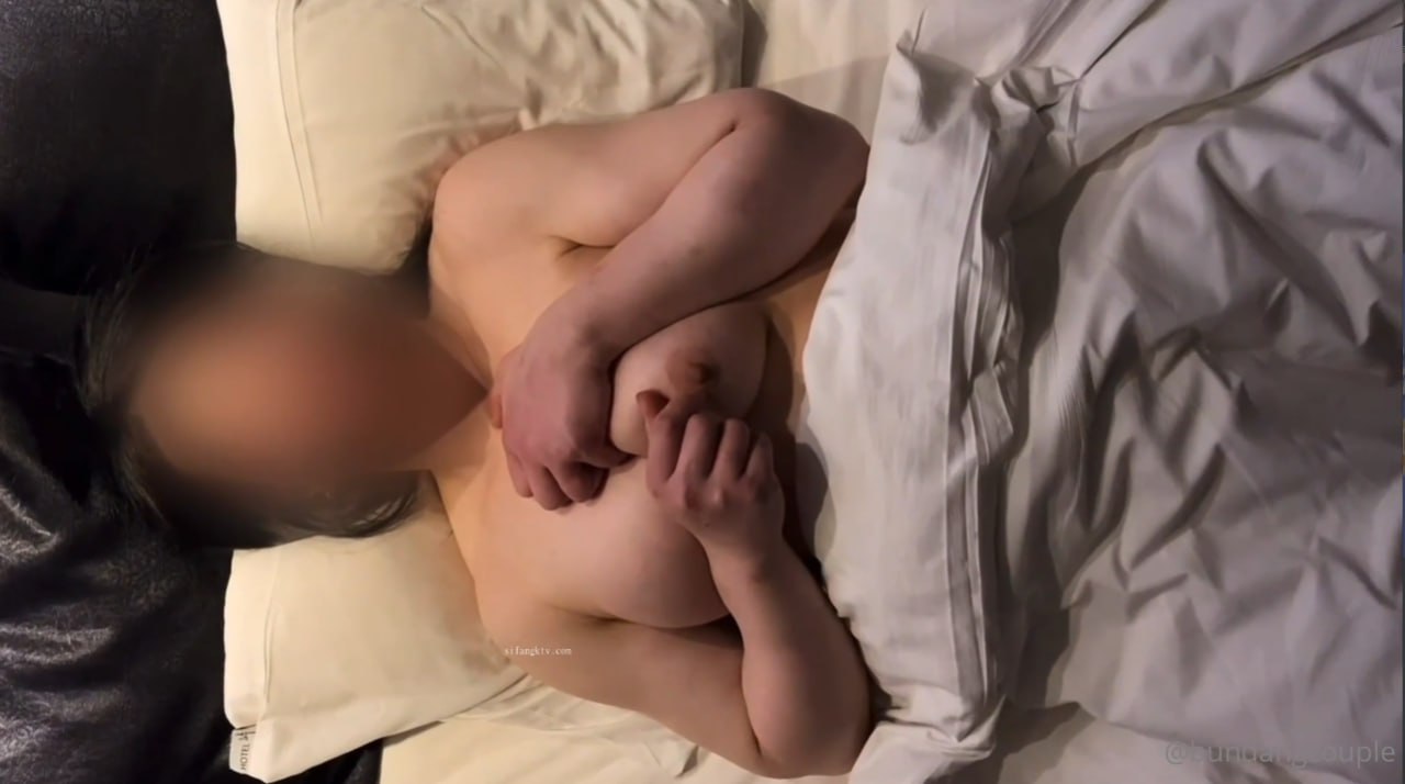?? [Uncensored] 哥哥~你条戳好大??舔得我好爽好喜欢你噶~允吸奶子~好痛啊~屌那么久，哥哥你舍得我敢辛苦??嗨多屌爆了~快点射啦~